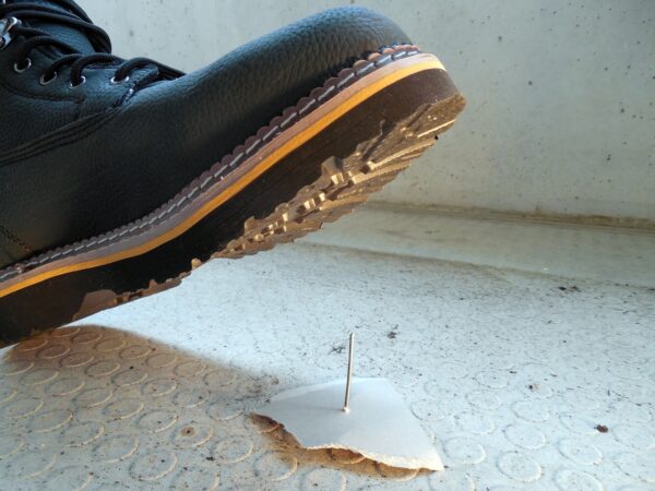 accident injury danger nail shoe 994005